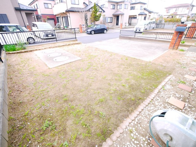 東金市前之内　中古戸建の庭|平成15年12月築  4LDK 玄関ホール吹抜け  南西道路  駐車2台並列駐車 閑静な分譲地