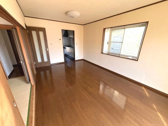 東金市前之内　中古戸建の居間・リビング|平成15年12月築  4LDK 玄関ホール吹抜け  南西道路  駐車2台並列駐車 閑静な分譲地