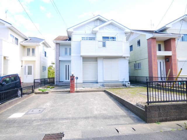 東金市前之内　中古戸建の駐車場|平成15年12月築  4LDK 玄関ホール吹抜け  南西道路  駐車2台並列駐車 閑静な分譲地