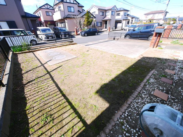 東金市前之内　中古戸建の庭|平成15年12月築  4LDK 玄関ホール吹抜け  南西道路  駐車2台並列駐車 閑静な分譲地