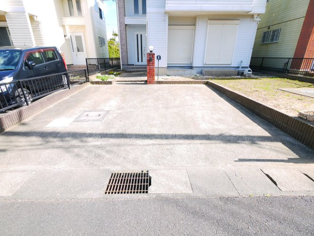 東金市前之内　中古戸建の駐車場|平成15年12月築  4LDK 玄関ホール吹抜け  南西道路  駐車2台並列駐車 閑静な分譲地