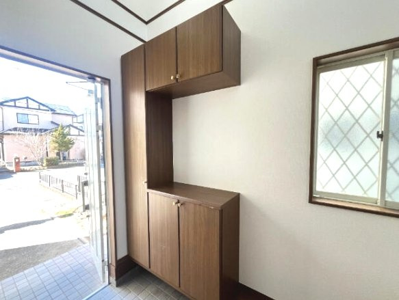 東金市前之内　中古戸建の玄関|平成15年12月築  4LDK 玄関ホール吹抜け  南西道路  駐車2台並列駐車 閑静な分譲地
