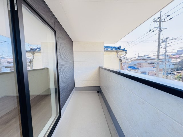 松戸市胡録台新築戸建【松ケ丘小学校:3分】のバルコニー|寝室前南向きバルコニー・日当たり良好♪