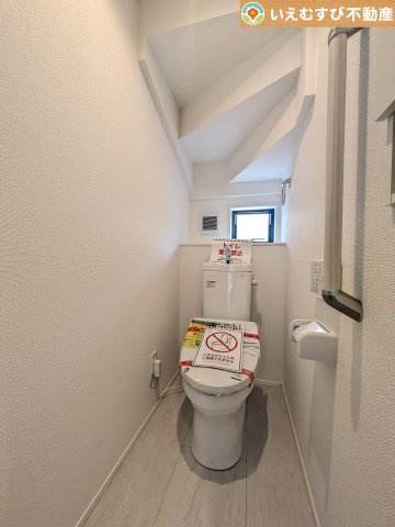 GRAFARE　熊谷市肥塚のトイレ|シンプルで清潔感のあるトイレ
窓付きで明るく、お掃除しやすいシンプルな空間♪