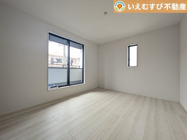 GRAFARE　熊谷市肥塚の洋室|シンプルで明るいお部屋
2面採光で日当り良好！シンプルなお部屋なので自分で家具を選ぶのが楽しみですね！