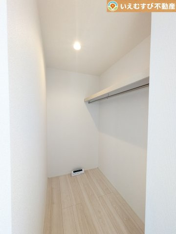 GRAFARE　熊谷市肥塚の収納|たっぷりの収納力を備えたウォークインクローゼット
たくさん収納できるので季節物やかさばるバッグなども片付きます♪
