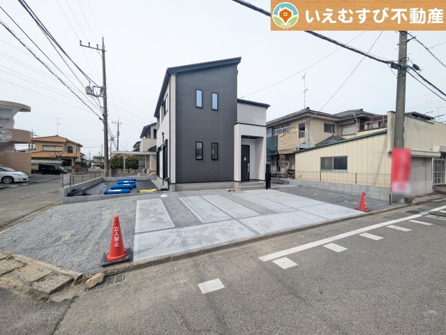 GRAFARE　熊谷市肥塚の駐車場|並列4台駐車可能なゆとりのカースペース
複数台車をお持ちでも、お友達が遊びに来てもゆとりの駐車スペース！