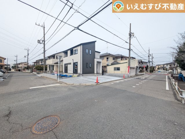 GRAFARE　熊谷市肥塚の前面道路含む現地写真|角地で開放的
ゆとりの広さの前面道路でお車の出し入れ楽々♪南西角地で日当り良好！
