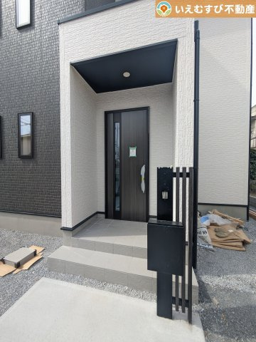 GRAFARE　熊谷市肥塚のエントランス|落ち着いた色づかいのエントランス
駐車場からアクセスの良いエントランス。雨の日や荷物が多くても安心の動線♪