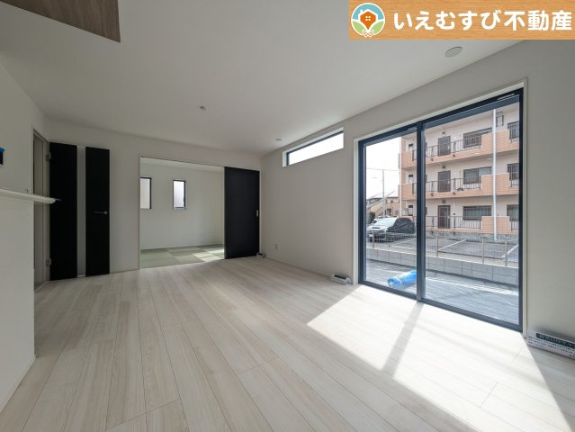 GRAFARE　熊谷市肥塚の居間・リビング|白を基調にした清潔感溢れる印象のリビングダイニング
白基調なので明るく、広く感じます。どんな家具も合わせやすそうですね！