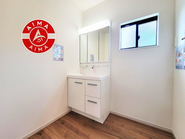 糟屋郡志免町桜丘3丁目第7-1棟（1号棟）の内観：施工例|毎日使うものだから清潔な空間を保ちたい水回り。洗面にはそんな願いを解消させてくれる収納アイデアが満載です。三面鏡の裏側にはキャビネットが現れ小物から背の高い物まで収納できます。