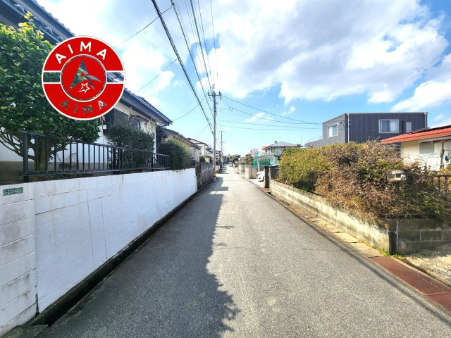 糟屋郡志免町桜丘3丁目第7-1棟（1号棟）の前面道路含む現地写真|前面道路は閑静な住宅地をはしる車通りの少ない道路。お車の出し入れが苦手なママや小さなお子様にも安心ですね。しっかり舗装もされているので、ベビーカーや自転車で通っても快適に通行できます。