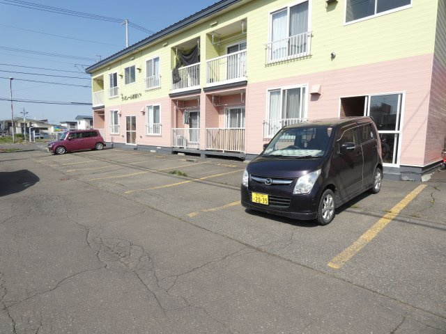 ラ・ポレール新緑の駐車場