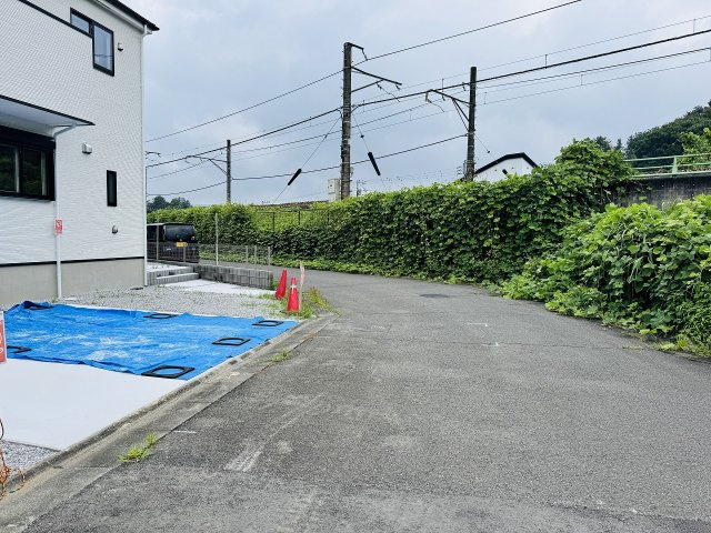 八王子市　七国　新築一戸建て　３期の前面道路含む現地写真|～北東側6ｍ・南東側6ｍ道路に面しています～
