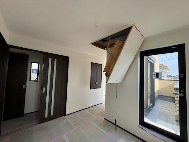 【居間・リビング】 | 練馬区田柄２丁目　新築戸建て | 陽当たり良好で心地よく、ゆったり過ごせる広々とした空間