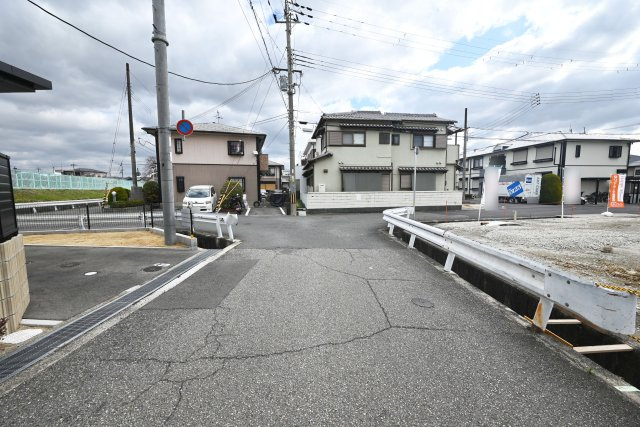 リーブルガーデン宝塚市安倉南4丁目新築一戸建て│3LDK＋並列駐車2台可の前面道路含む現地写真|北西側前面道路、幅員約4.8ｍ