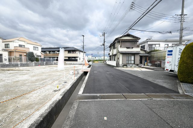 リーブルガーデン宝塚市安倉南4丁目新築一戸建て│3LDK＋並列駐車2台可の前面道路含む現地写真|北東側前面道路、幅員約4.9ｍ