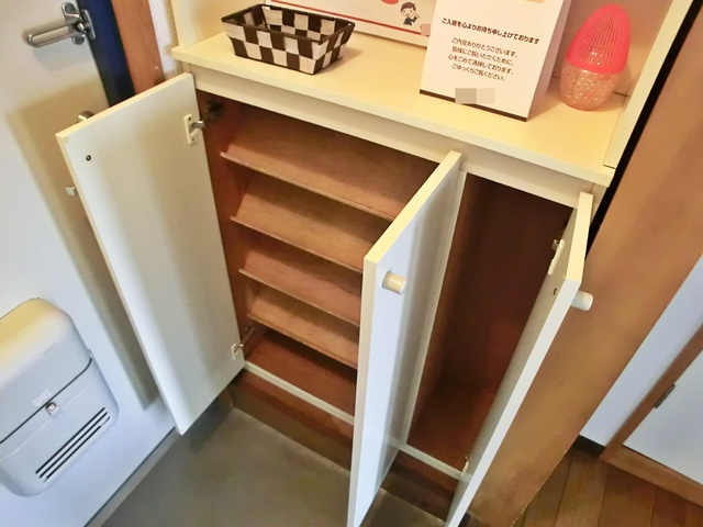 ウィンザー篠崎の玄関|シューズボックスあります！上部にも収納あります♪
