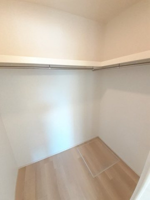 【収納】 | アラドハント　Ｂ | 【アラドハント　Ｂ】ウォークインクローゼットで床がフラットなのでキャスター付きボックスが利用できて衣替えも簡単です。