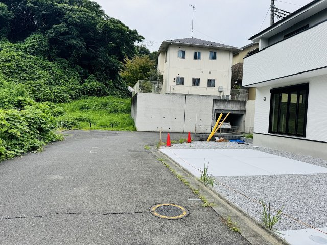 八王子市　七国　新築一戸建て　３期の前面道路含む現地写真|～南東側6ｍ・南西側8ｍ道路に面しています～
