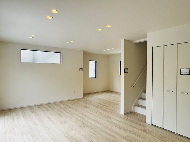 八王子市　七国　新築一戸建て　３期の居間・リビング|～24.2帖の明るく開放感のあるLDK、家族団欒の時間をお過ごしいただけます～