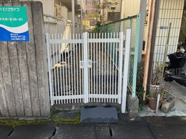 コスモハウスＢ－６(B-006)のエントランス