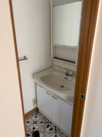 岡山市東区瀬戸町旭ケ丘3丁目の独立洗面台|1階南東側トイレ内洗面台