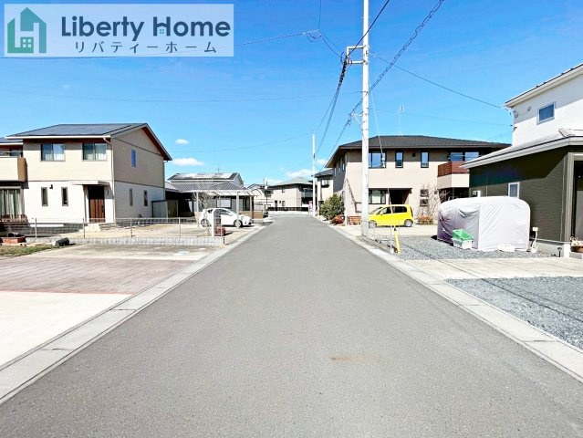 笠間市鯉淵 　築浅中古戸建の前面道路含む現地写真
