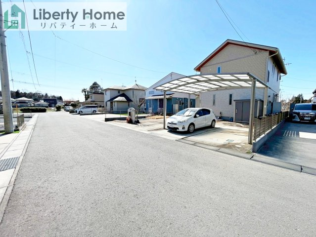 笠間市鯉淵 　築浅中古戸建の前面道路含む現地写真