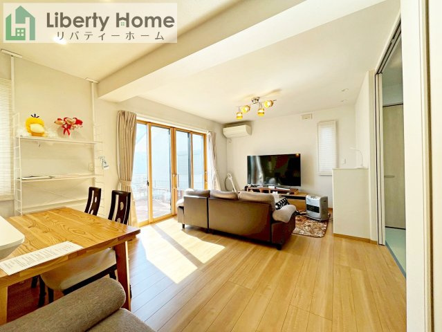 笠間市鯉淵 　築浅中古戸建の居間・リビング