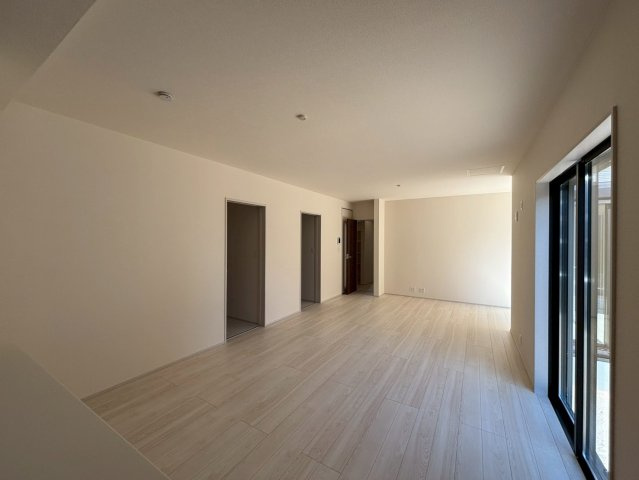 日立市滑川本町3期　新築戸建の居間・リビング|家族の会話が自然と弾む、広々としたゆとりのLDK。南向きの窓からたっぷりの光が射し込む明るく快適な空間です。