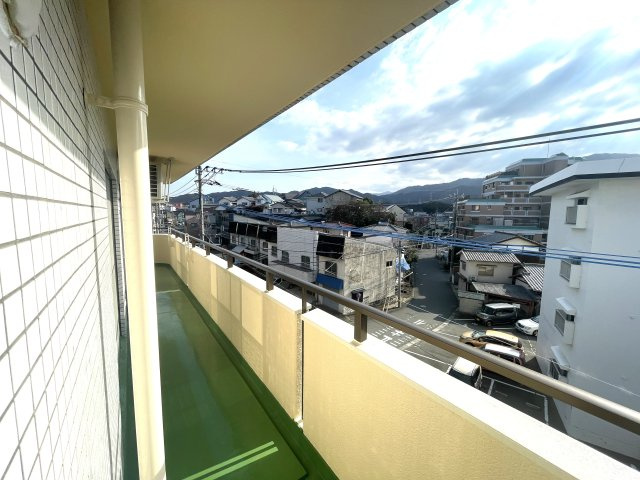 アムール堤のバルコニー|クリーンな印象のバルコニー☆
大きなバルコニーは柔らかい風を運んできます…♪
洗濯物もたくさん干せそ