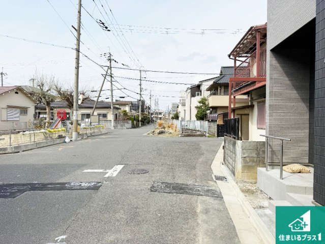 高槻市寿町　新築一戸建ての前面道路含む現地写真|周辺は閑静な住宅街！前面道路広々で車の出し入れも便利です。駐車が苦手な方でも安心して車庫入れできます！