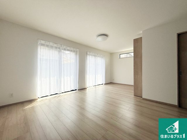 高槻市寿町　新築一戸建ての居間・リビング|日当たり良好の明るいリビングで朝の目覚めもスッキリできそう！対面キッチンでご家族のコミュニケーションも自然と増える設計！小さなお子様が遊ぶスペースを作っても広々とくつろげるLDK！