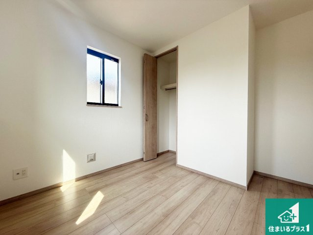 高槻市寿町　新築一戸建ての洋室|シンプルな洋室は、自分好みのインテリアが楽しめます♪ご家族とインテリアや家具を選びに行くのは新築購入時の醍醐味の一つです。ぜひお楽しみください♪