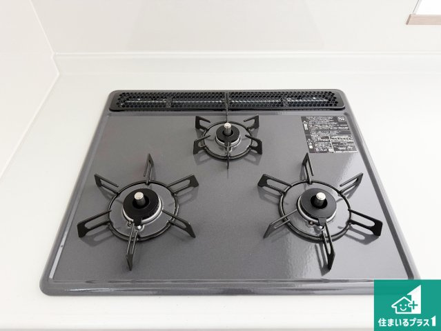高槻市寿町　新築一戸建ての設備|ダブル高火力Ｓｉセンサー付きコンロ！３口あるので、まとめて料理をする時も大活躍！