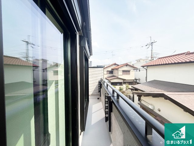 高槻市寿町　新築一戸建てのバルコニー|ワイドバルコニーは洗濯物を干すスペースが広いのでご家族が多くても安心！