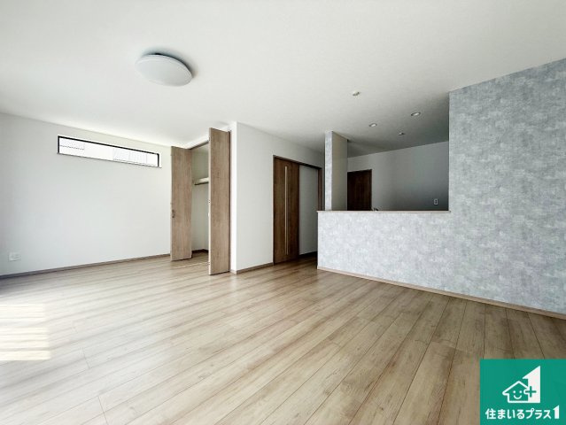 高槻市寿町　新築一戸建ての居間・リビング|シンプルなリビングは、観葉植物等のインテリアを楽しめますね！パパ好みにも、ママ好みにも家具次第で雰囲気を変えることができます！