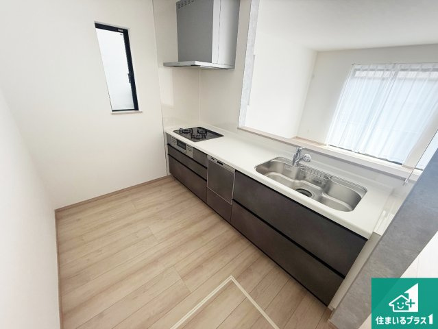 高槻市寿町　新築一戸建てのキッチン|リビングと統一感があり、使い勝手のいいキッチン。広々としているので、二人並んで作業が出来ちゃいます。お子様と一緒に色々なお料理に挑戦できるスペースがあります。