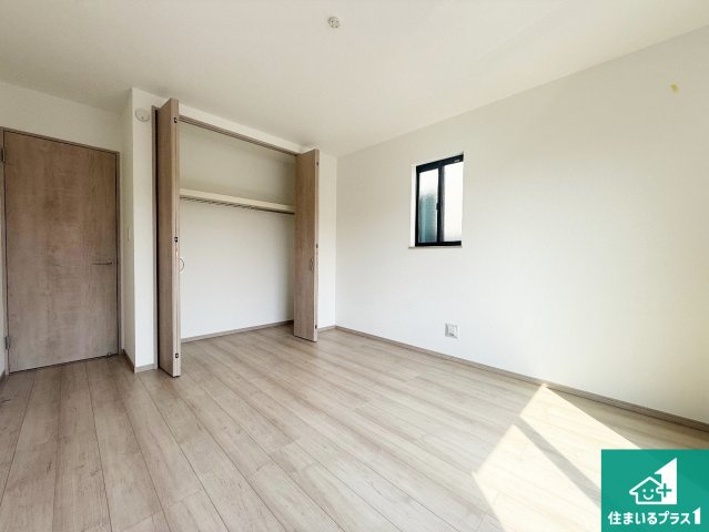 高槻市寿町　新築一戸建ての洋室|シンプルな洋室は、自分好みのインテリアが楽しめます♪ご家族とインテリアや家具を選びに行くのは新築購入時の醍醐味の一つです。ぜひお楽しみください♪