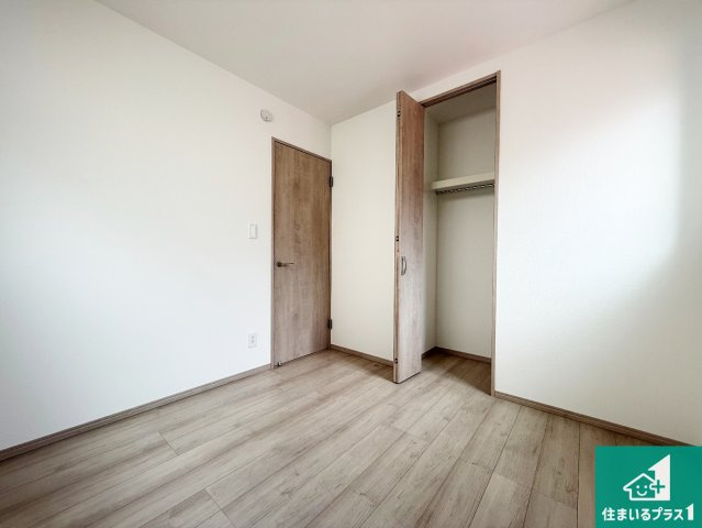 高槻市寿町　新築一戸建ての洋室|シンプルな洋室は、自分好みのインテリアが楽しめます♪ご家族とインテリアや家具を選びに行くのは新築購入時の醍醐味の一つです。ぜひお楽しみください♪