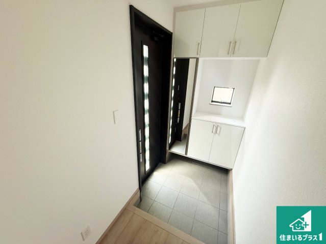 高槻市寿町　新築一戸建ての玄関|シューズボックスにはたくさんの靴が収納できるので玄関周りはいつもスッキリ！ご家族が増えても安心！