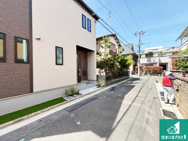 高槻市寿町　新築一戸建ての前面道路含む現地写真|周辺は閑静な住宅街！前面道路広々で車の出し入れも便利です。駐車が苦手な方でも安心して車庫入れできます！