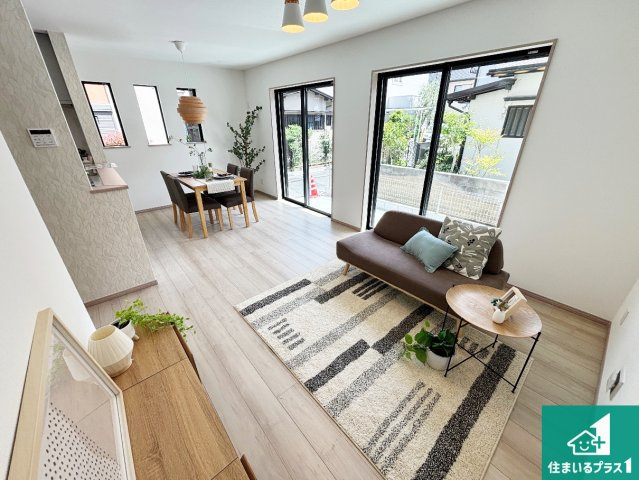 高槻市寿町　新築一戸建ての居間・リビング|日当たり良好の明るいリビングで朝の目覚めもスッキリできそう！対面キッチンでご家族のコミュニケーションも自然と増える設計！小さなお子様が遊ぶスペースを作っても広々とくつろげるLDK！