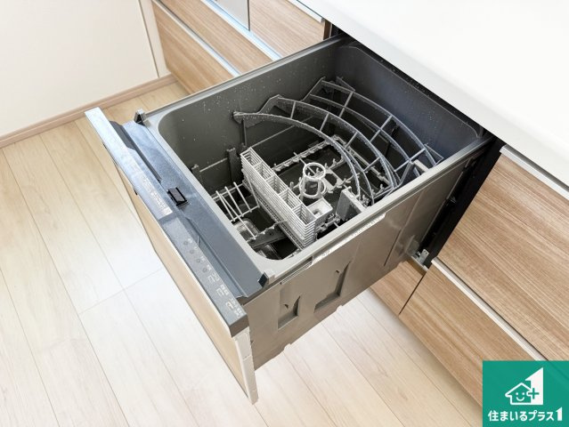 高槻市寿町　新築一戸建ての設備|食事後の一仕事、食器洗いをボタン一つでお任せできちゃいます！場所を取らないビルトイン式なので、お料理スペースもしっかり確保！