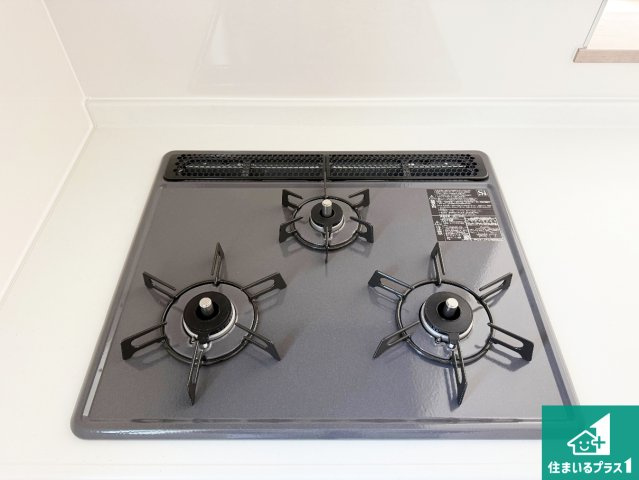 高槻市寿町　新築一戸建ての設備|ダブル高火力Ｓｉセンサー付きコンロ！３口あるので、まとめて料理をする時も大活躍！