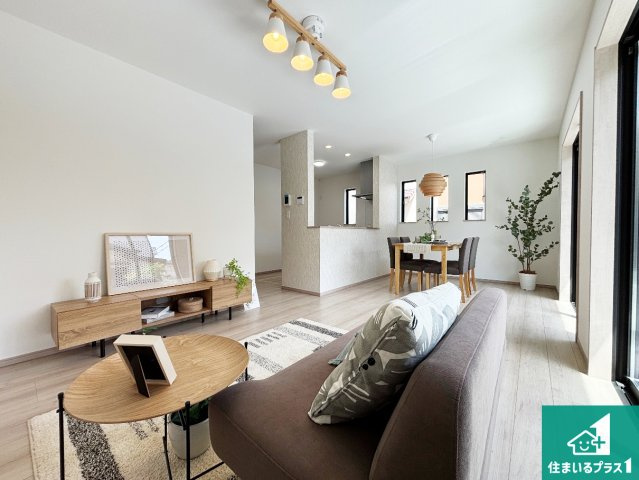 高槻市寿町　新築一戸建ての居間・リビング|シンプルなリビングは、観葉植物等のインテリアを楽しめますね！パパ好みにも、ママ好みにも家具次第で雰囲気を変えることができます！