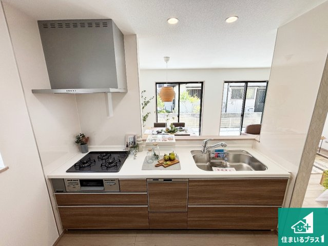 高槻市寿町　新築一戸建てのキッチン|リビングと統一感があり、使い勝手のいいキッチン。広々としているので、二人並んで作業が出来ちゃいます。お子様と一緒に色々なお料理に挑戦できるスペースがあります。