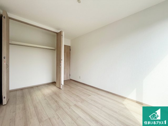 高槻市寿町　新築一戸建ての洋室|収納スペースが充実しているので子供の成長に合わせてたくさん収納ができます！家族構成に合わせた様々な活用ができる収納！
