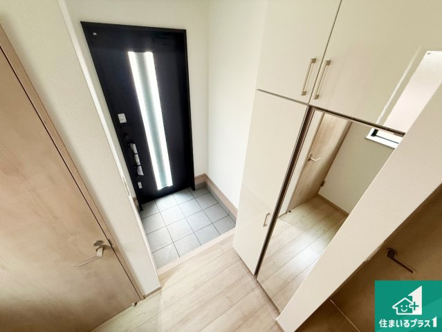 高槻市寿町　新築一戸建ての玄関|シューズボックスにはたくさんの靴が収納できるので玄関周りはいつもスッキリ！ご家族が増えても安心！